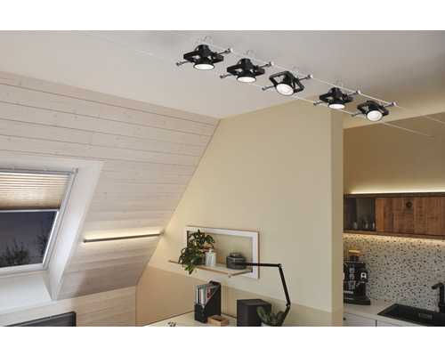 Innenraum mit Seilsystemleuchte, Dachfenster und Schreibtisch