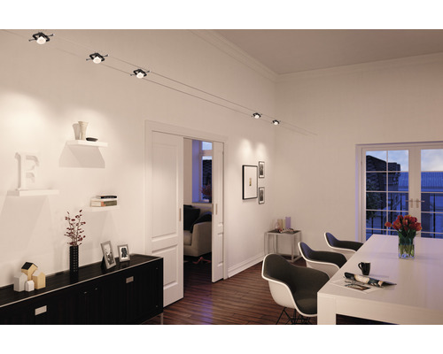 Wohnzimmer mit Regalsystem und Schiebetür