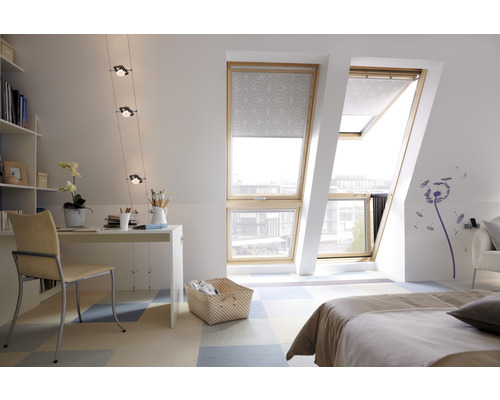 Helles Zimmer mit Dachfenstern, Schreibtisch und Bett