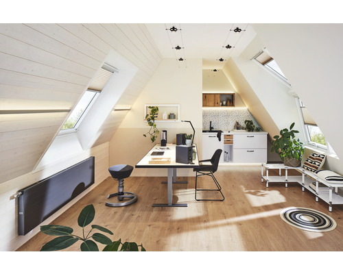 Heller Dachbodenraum mit Arbeitsbereich, Küchenzeile, Dachfenstern und Holzboden