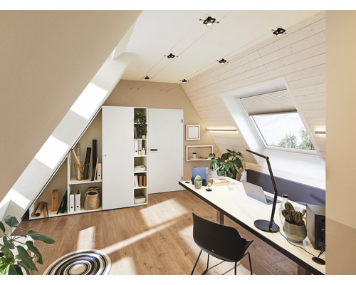 Modernes Dachgeschossbüro mit Schreibtisch, Bürostuhl, Stauraum und Dachfenster.
