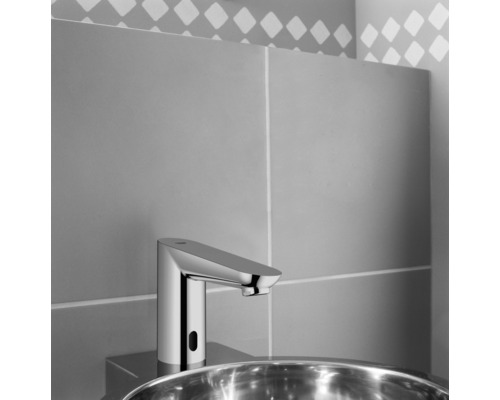 Berührungslose Armatur an einem Waschbecken im Badezimmer.