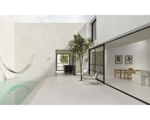 Helles Interieur mit Pool, Hängematte, Bäumen und Fliesenboden für den Außenbereich