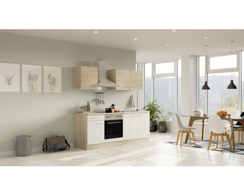 Helle Küche mit Esstisch und Stühlen in einem geräumigen Raum.