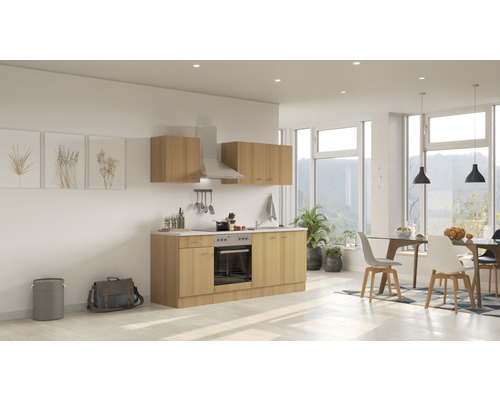 Cuisine lumineuse avec coin repas, armoires de cuisine, hotte aspirante et table à manger avec chaises