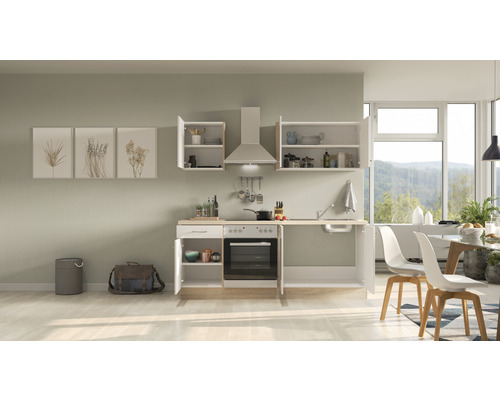 Küchenzeile mit Spüle, Herd, Dunstabzugshaube und Hängeschränken in einem hellen Raum.