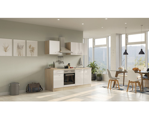 Helle Küche mit Esstisch und Stühlen in modernem Design