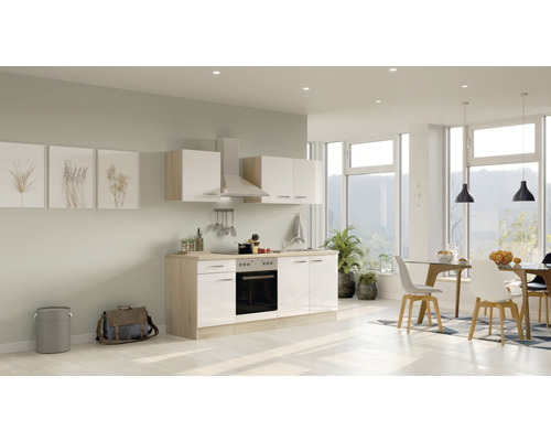 Cuisine claire avec kitchenette et coin repas dans un espace de vie moderne.