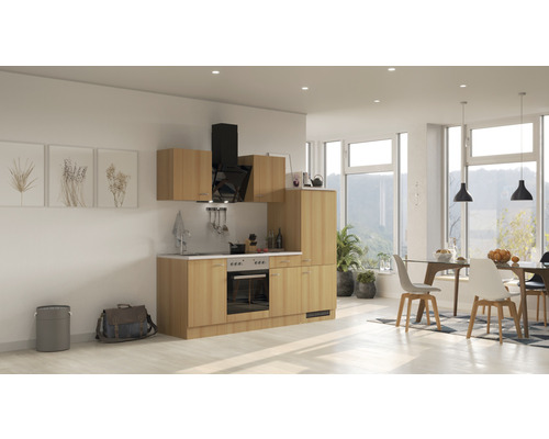 Cuisine lumineuse avec façades en bois, hotte aspirante et coin repas dans un espace de vie moderne.
