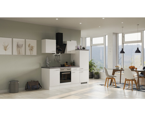 Cuisine claire avec table à manger et chaises dans un espace de vie moderne.