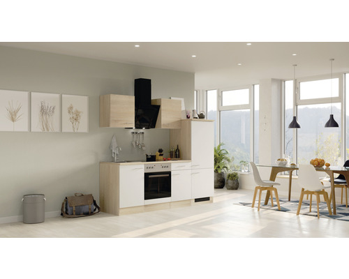 Cuisine moderne avec façades en bois clair et hotte noire dans un espace de vie lumineux et ouvert.