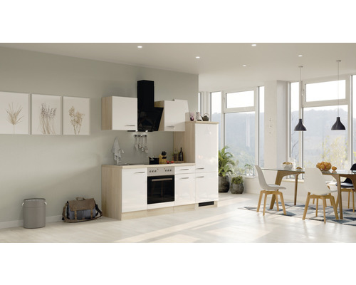 Cuisine claire avec kitchenette, hotte aspirante et coin repas