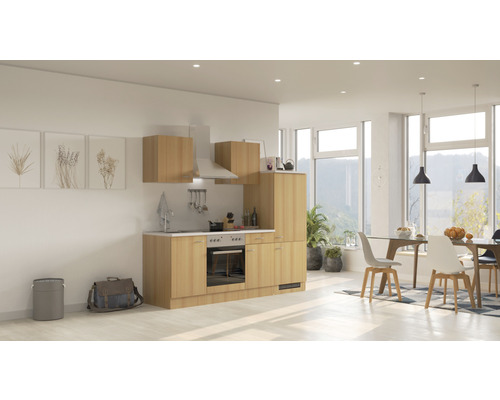 Cuisine équipée avec des armoires hautes, une hotte aspirante et une cuisinière intégrée dans une pièce claire et moderne.