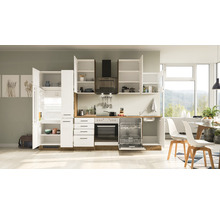 Cuisine moderne avec façades blanches, appareils intégrés et placards ouverts pour une ambiance claire et organisée.