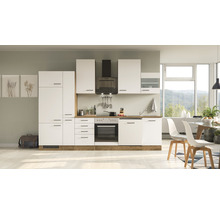 Cuisine claire avec armoires blanches, hotte aspirante et appareils électriques.