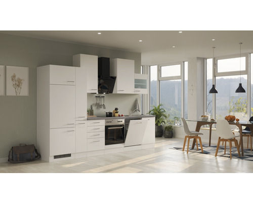 Helle Küche mit Küchenschränken, Dunstabzugshaube und Esstisch in einem modernen Wohnraum