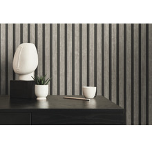 Gros plan d''une pièce avec un mur d''accent en lattes de bois, un bureau et des accessoires décoratifs.
