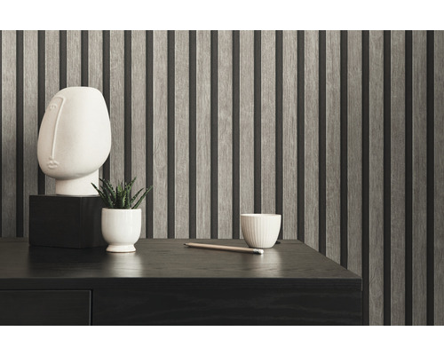 Gros plan d''une pièce avec un mur d''accent en lattes de bois, un bureau et des accessoires décoratifs.