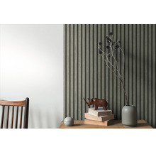 Ambiance de pièce avec panneaux muraux, pile de livres et objets décoratifs sur une table