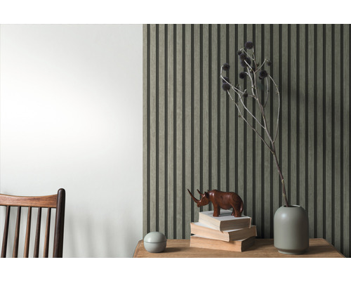 Ambiance de pièce avec panneaux muraux, pile de livres et objets décoratifs sur une table