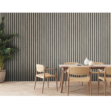 Salle à manger avec table en bois, chaises et panneaux muraux aspect bois