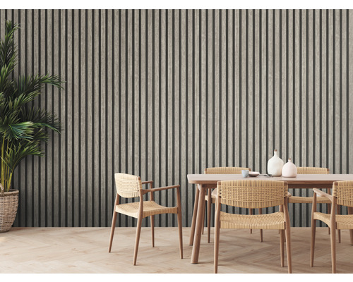 Salle à manger avec table en bois, chaises et panneaux muraux aspect bois