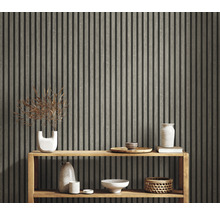 Panneaux muraux en bois avec objets décoratifs sur une étagère en bois