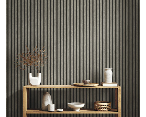 Panneaux muraux en bois avec objets décoratifs sur une étagère en bois