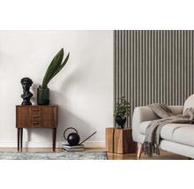 Salon avec panneaux muraux, commode et décoration pour une ambiance de vie moderne.