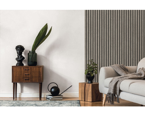 Salon avec panneaux muraux, commode et décoration pour une ambiance de vie moderne.