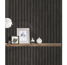 Décoration murale avec papier peint à panneaux de bois, étagère et décoration