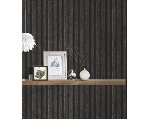 Décoration murale avec papier peint à panneaux de bois, étagère et décoration