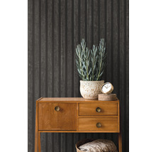 Mur décoratif avec aspect panneaux de bois, commode et plante d''intérieur