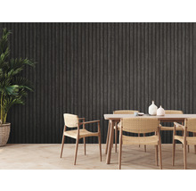 Salle à manger avec table, chaises et mur en panneaux de bois sombre