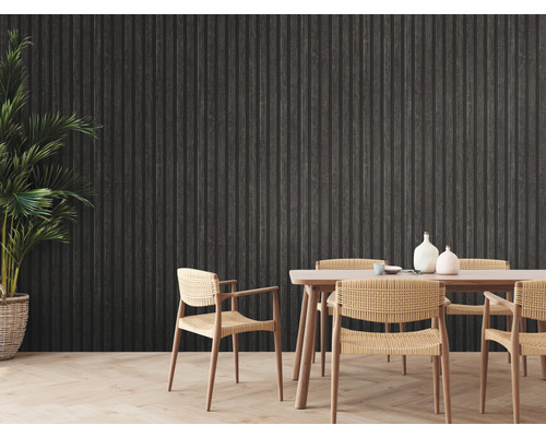 Salle à manger avec table, chaises et mur en panneaux de bois sombre