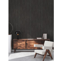 Salon avec papier peint à lambris en bois foncé, commode et fauteuil