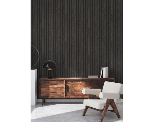 Salon avec papier peint à lambris en bois foncé, commode et fauteuil