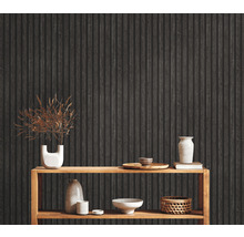 Revêtement mural décoratif aspect lambris et étagère en bois avec vases
