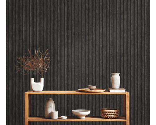 Revêtement mural décoratif aspect lambris et étagère en bois avec vases