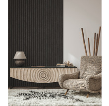 Salon avec commode, lampe, fauteuil et tapis pour une ambiance chaleureuse.