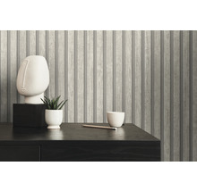 Gros plan d''un papier peint à panneaux de bois avec des éléments décoratifs sur une table