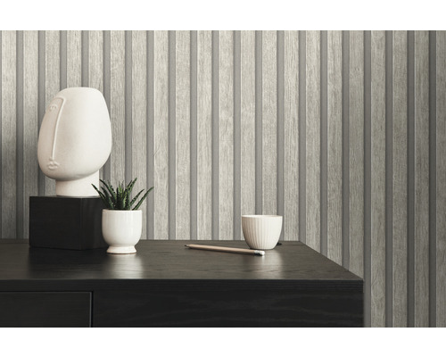 Gros plan d''un papier peint à panneaux de bois avec des éléments décoratifs sur une table