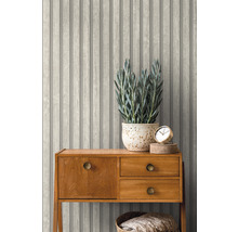Scène avec papier peint à panneaux de bois, commode et plante d''intérieur.