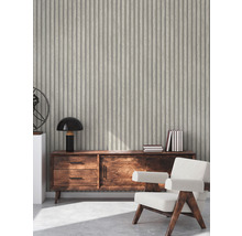 Intérieur avec papier peint rainuré, commode et fauteuil