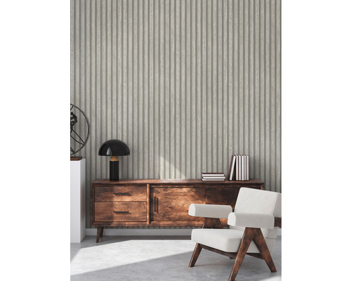 Intérieur avec papier peint rainuré, commode et fauteuil