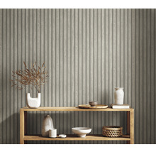 Mur décoratif avec papier peint à panneaux de bois et étagère avec objets de décoration