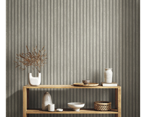 Mur décoratif avec papier peint à panneaux de bois et étagère avec objets de décoration