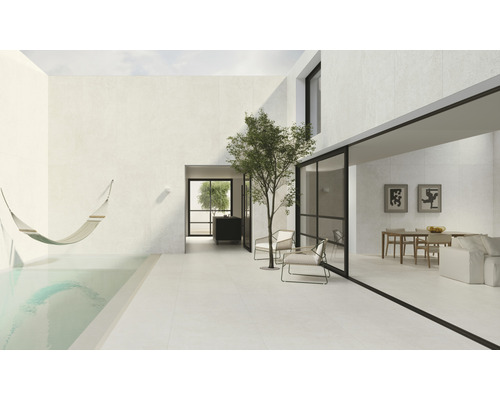 Heller Innenhof mit Pool, Hängematte, Sitzgelegenheiten und angrenzendem Wohnbereich