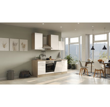Cuisine lumineuse avec appareils intégrés et coin repas au design moderne.