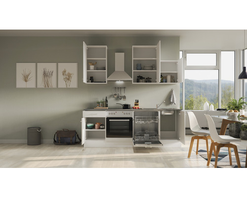 Cuisine claire avec placards intégrés, évier, lave-vaisselle et table à manger